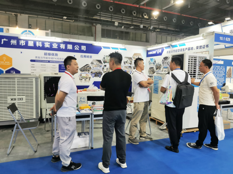 星科國內經(jīng)理與客戶交流蒸發(fā)冷省電空調降溫設備產(chǎn)品