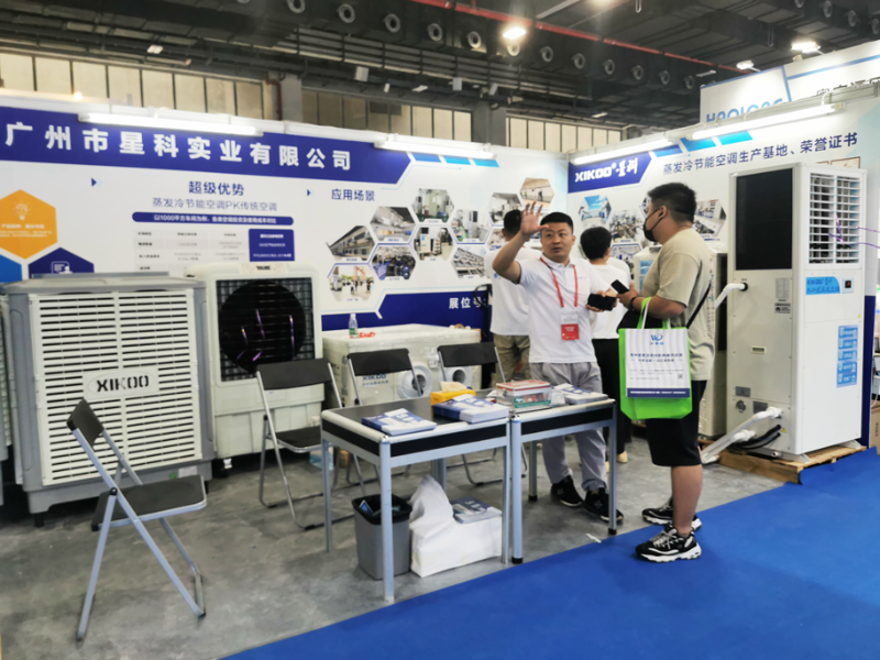 星科國內經(jīng)理與客戶交流星科蒸發(fā)冷省電空調降溫設備產(chǎn)品